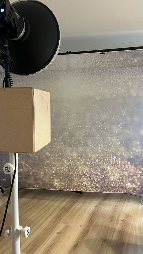 Starker Blitz der Fotobox vor Glitzer-Backdrop
